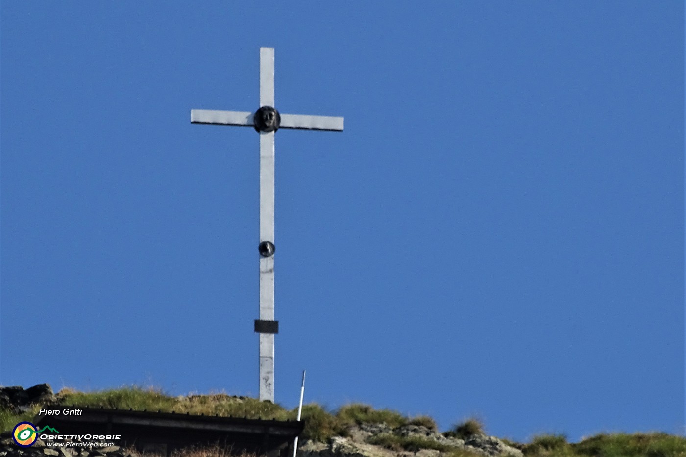 20 Zoom sulla croce del Passo di Tartano (2108 m).JPG